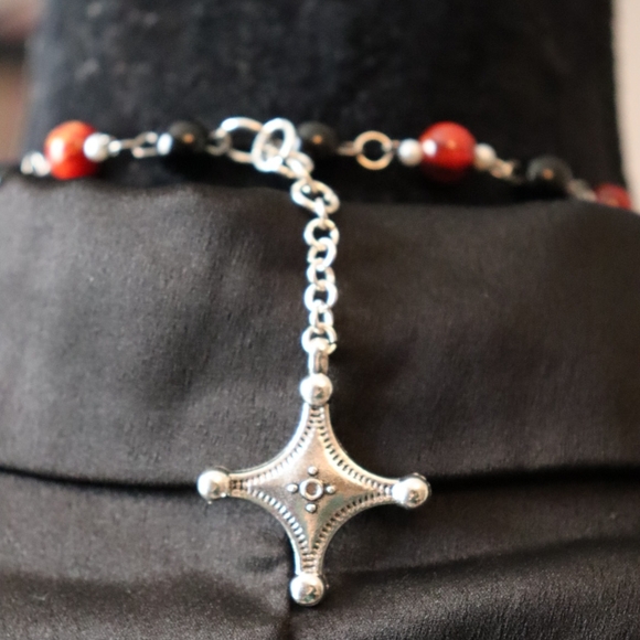 Elegant Red and Black Beaded Necklace - Picture 7 of 7